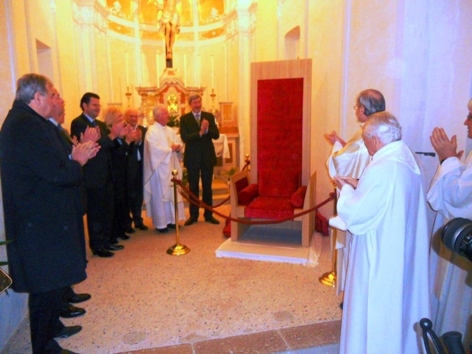 Trono papale realizzato dalle aziende del Distretto Sedia in mostra nell'Abbazia di Rosazzo