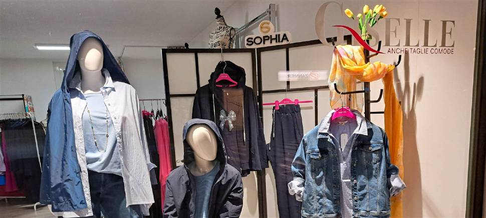 Giselle veste ogni donna con stile e valorizza ogni forma. Abbigliamento dei marchi più prestigiosi, in taglie regolari e comode fino la 62.