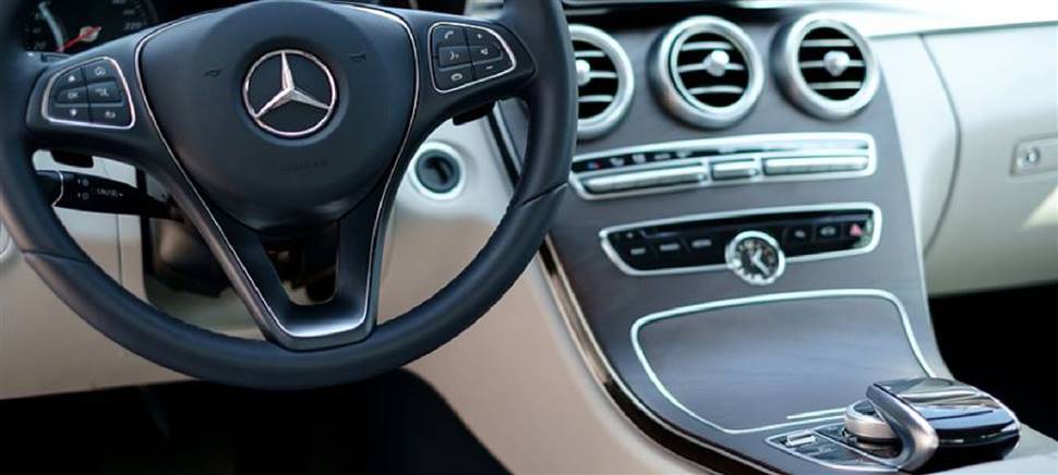 L’interno della tua auto è pieno di peli, briciole, terra o ha un cattivo odore? Portala da noi: la sanificheremo con la potenza del vapore