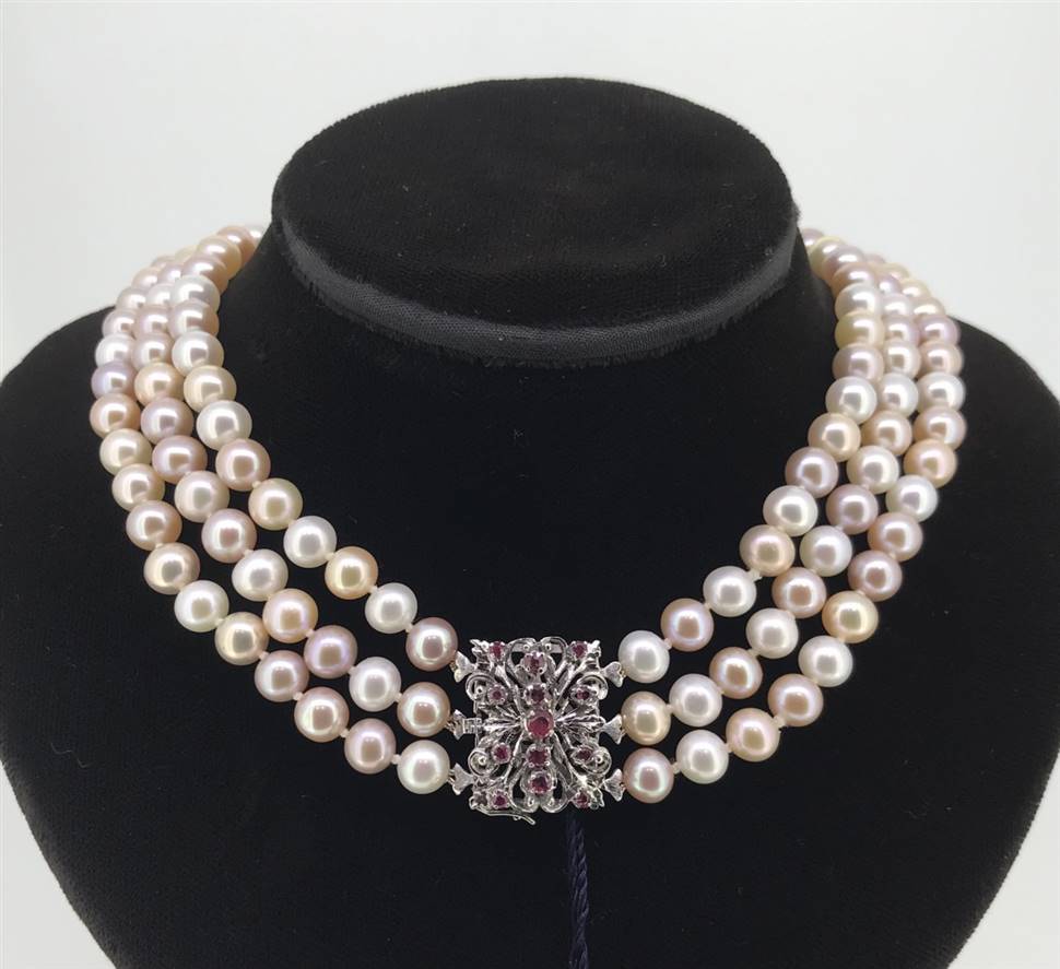 Collana a tre fili di Perle Multicolor con importante chiusura in oro Bianco e Rubini