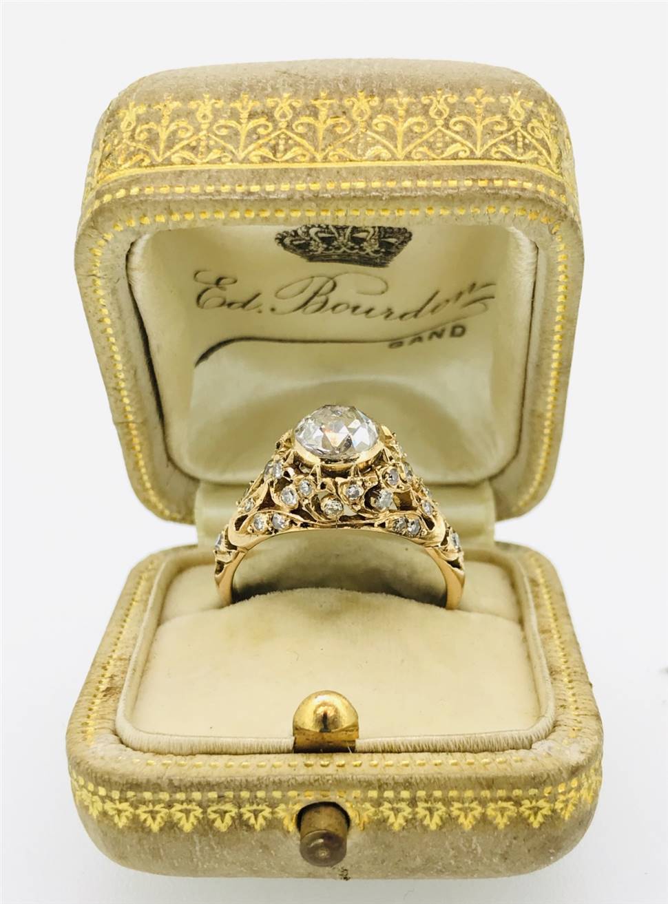 Anello in oro giallo, con importante diamante taglio rosa coronè. Francia, inizio 1900