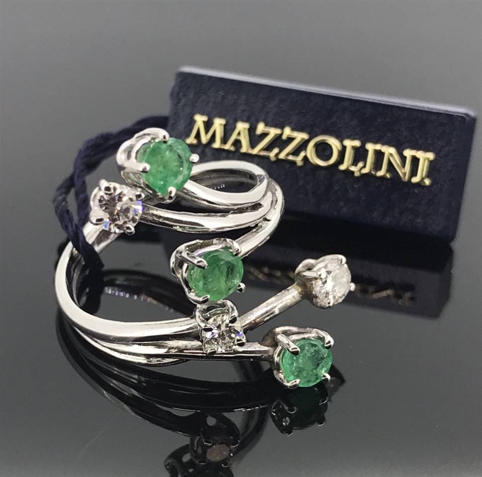 Raffinato anello degli anni '60 in oro bianco a 'Tralcio' con smeraldi e Brillanti