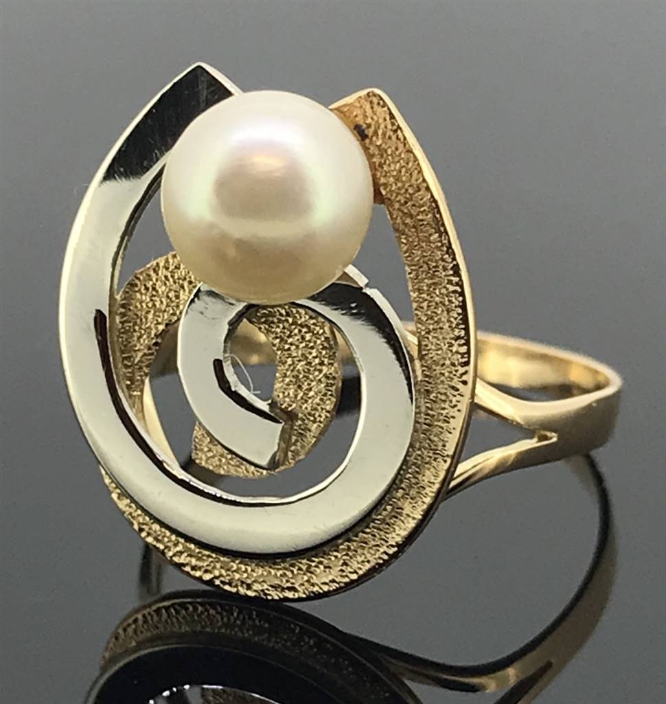 Particolare anello in oro a due colori, con Perla