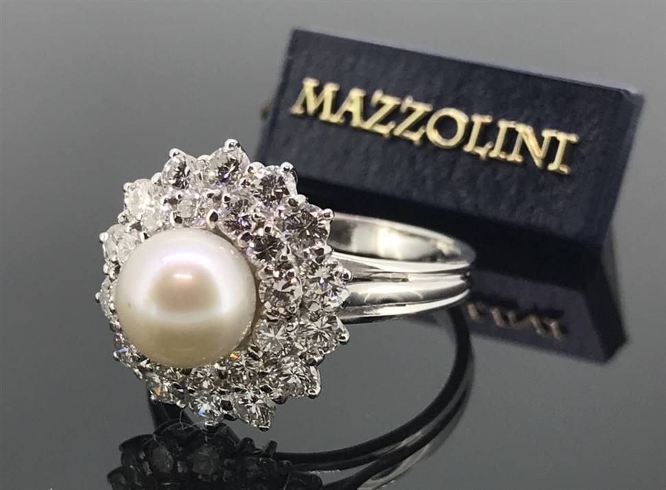 Classico e raffinato anello con Perla centrale e due contorni di brillanti