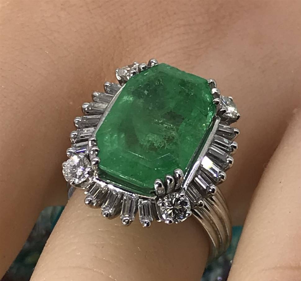 Importante anello degli anni '50 con grande Smeraldo e brillanti