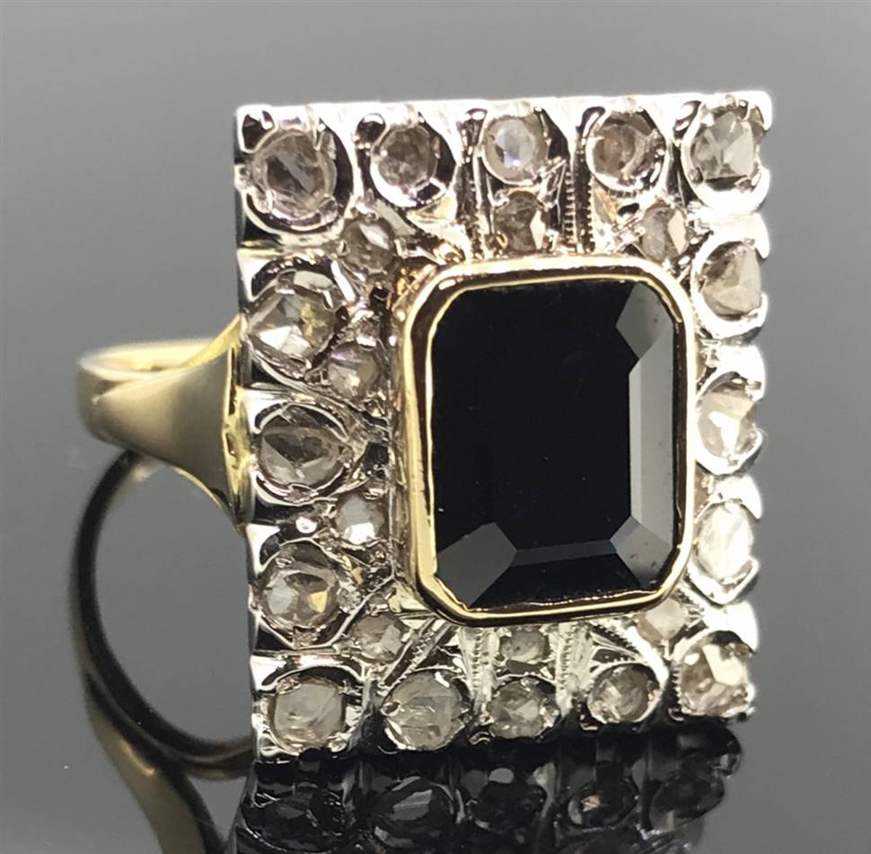 Anello in oro di forma rettangolare con zaffiro e diamanti
