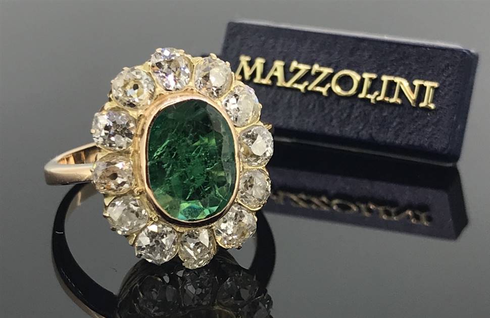 Importante anello con Smeraldo (difetti) e cornice di brillanti taglio antico. Codice (234/1)