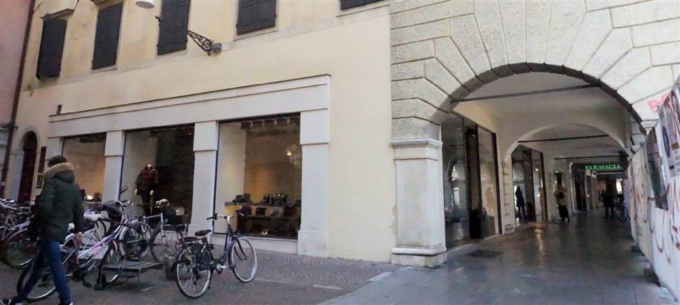 Via Mercato Vecchio, Udine: in vendita ufficio trasformabile in abitazioni. 250mq. Prezzo 500mila euro. Se interessato contattaci