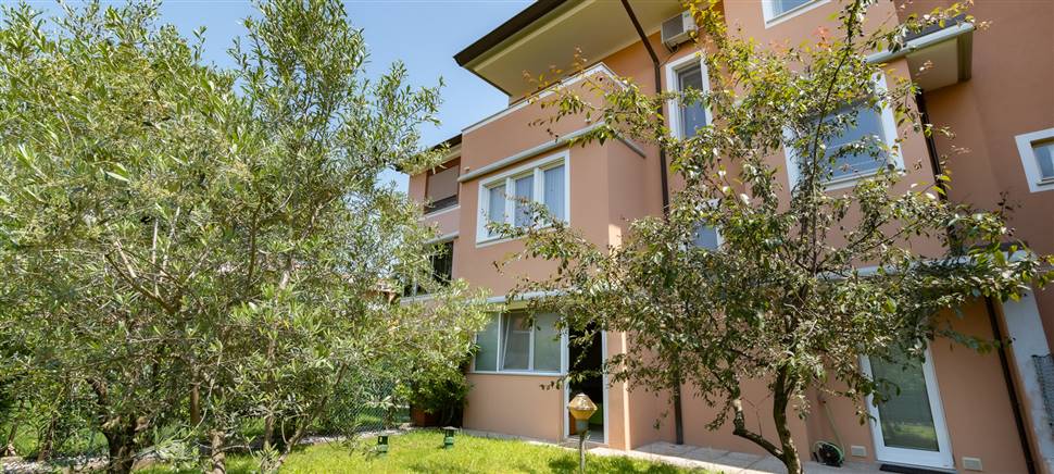 Vorresti acquistare casa a Udine? Vieni a scoprire questa villa a schiera ristrutturata con ampio giardino. Prezzo €290 mila