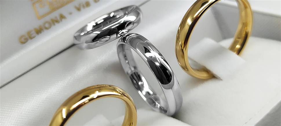 Da Clessidra Gioielli le fedi nuziali perfette per coronare il vostro amore. Tanti modelli dove trovare quello che più vi rappresenta.