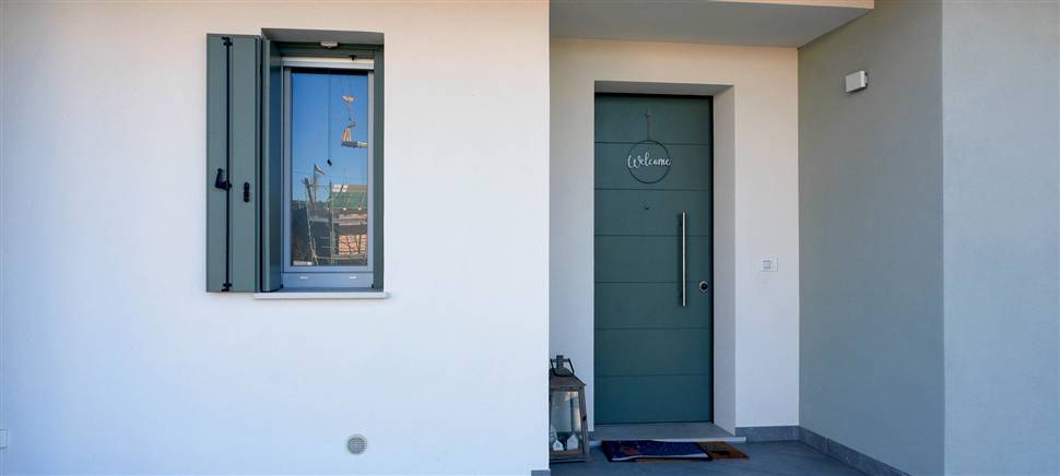 Scegli la serenità di una casa protetta con serramenti dotati di sistemi di sicurezza certificati. Chiamaci per scoprire la soluzione più adatta al tuo tipo di abitazione.