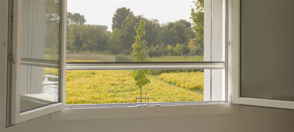 Fastidiose cimici che entrano in casa? Chiamaci e scegli con noi le innovative zanzariere Bettio: resistenti e funzionali.