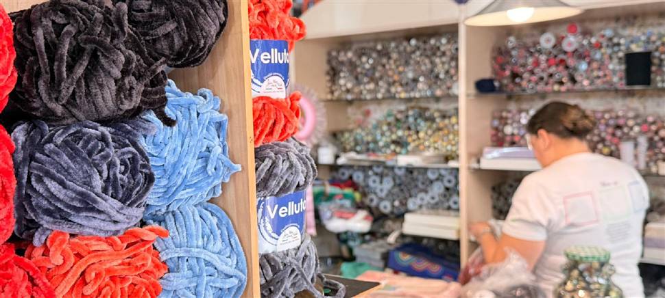 Ami creare, fare a maglia, a uncinetto, fare il macramè? Vieni a conoscerci, da noi trovi filati colorati, fili per macramè e accessori.