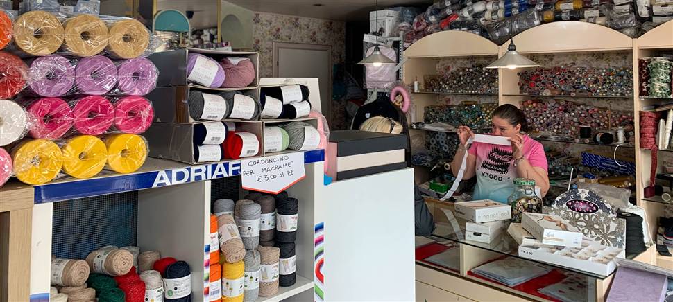 Ami creare? Fare a maglia, a uncinetto, fare il macramè? Vieni a conoscerci, da noi trovi filati colorati, cordoncino per macramè e tanti accessori.