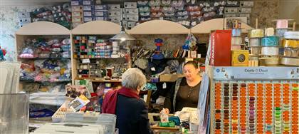 Anche tu ami fare a maglia? Vieni da noi: trovi lane e filati di tutti i tipi e colori e tanti attrezzi per le tue creazioni.