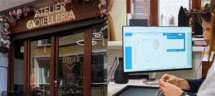 Vieni a trovarci e scopri il progetto UNICA®. Con l’aiuto di un software dedicato potrai creare le tue fedi nuziali personalizzate.