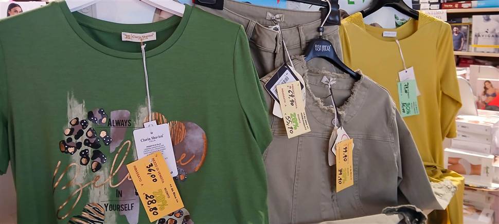 Saldi fino al 70% da Da Rico Abbigliamento. Eleganza, qualità e stile per taglie fino alla 59, inoltre intimo e abiti da cerimonia.