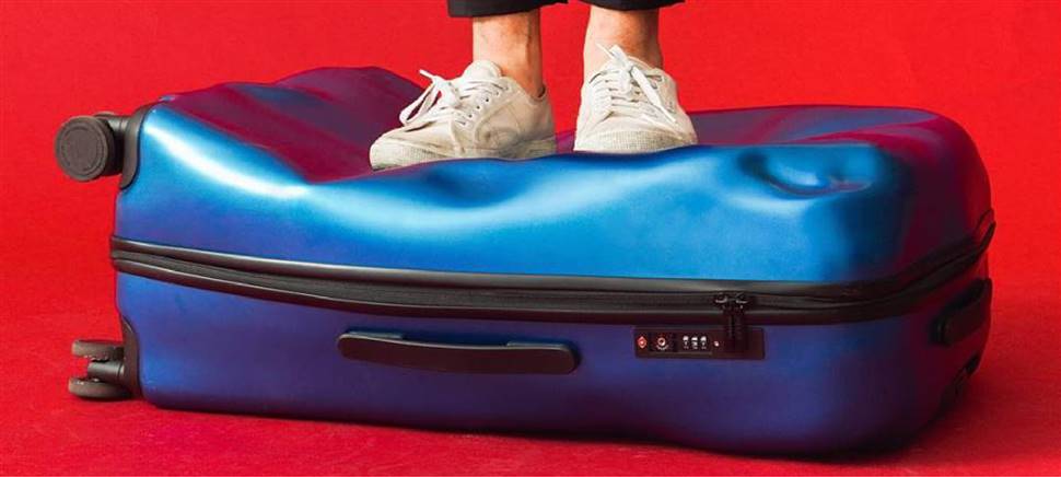 La crash baggage è la valigia già ammaccata, da regalare a Natale a chi ama viaggiare con stile e ironia. Vieni a prenderla da Robe di Casa