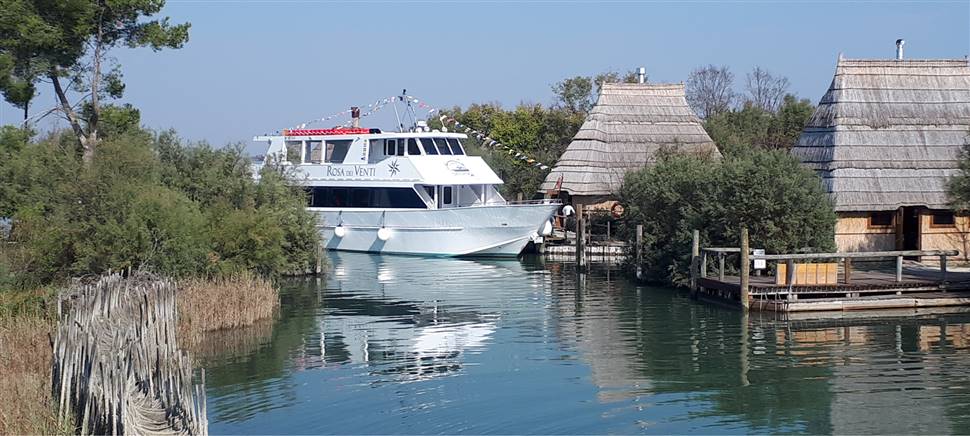 Il 2 o il 16/12 vieni a scoprire la magia della laguna di Marano: escursione in barca, sosta ai casoni, pranzo tipico, a un prezzo speciale.