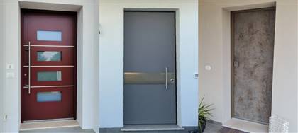 Scegli l’Alternativa e i nostri portoncini d’ingresso con elevati standard di sicurezza, duraturi e personalizzabili per adattarsi al tuo stile di casa.