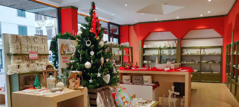 Da Il Mulino è già Natale: decorazioni, presepi, tovaglie, idee regalo realizzati da artigiani della regione. Vieni in negozio