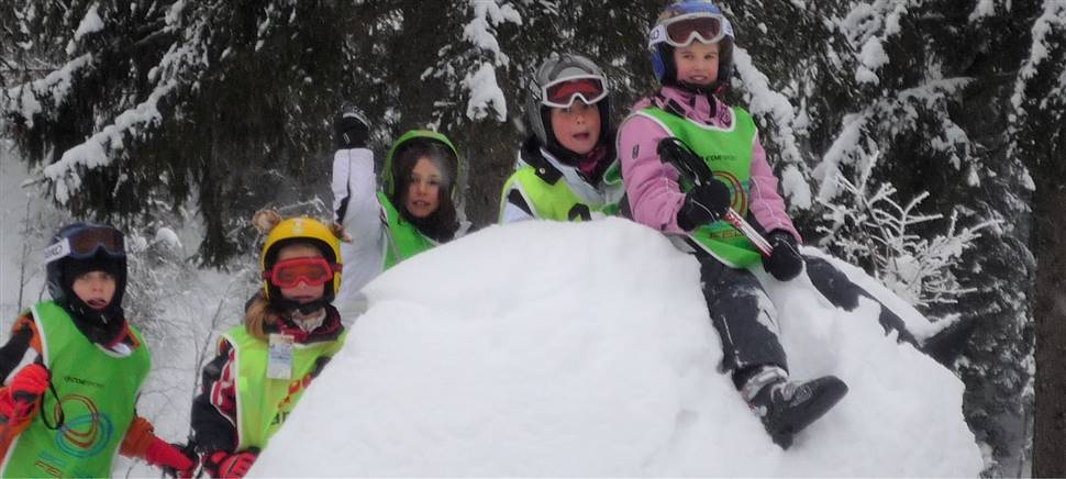 A Sappada, dal 13 gennaio, iniziano i corsi di sci per famiglie e bambini. Prenota ora. Il divertimento è garantito.