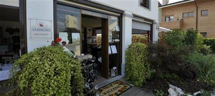 Per le nostre carni alla brace selezioniamo solo i migliori prodotti locali. Vieni a gustarle nella nostra osteria con vini delle migliori cantine friulane.