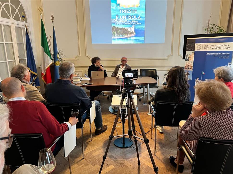 Trieste, la città ferita è un'isola che galleggia sul non detto Presentato a Bruxelles alla Regione Fvg l'ultimo libro di De Filippo